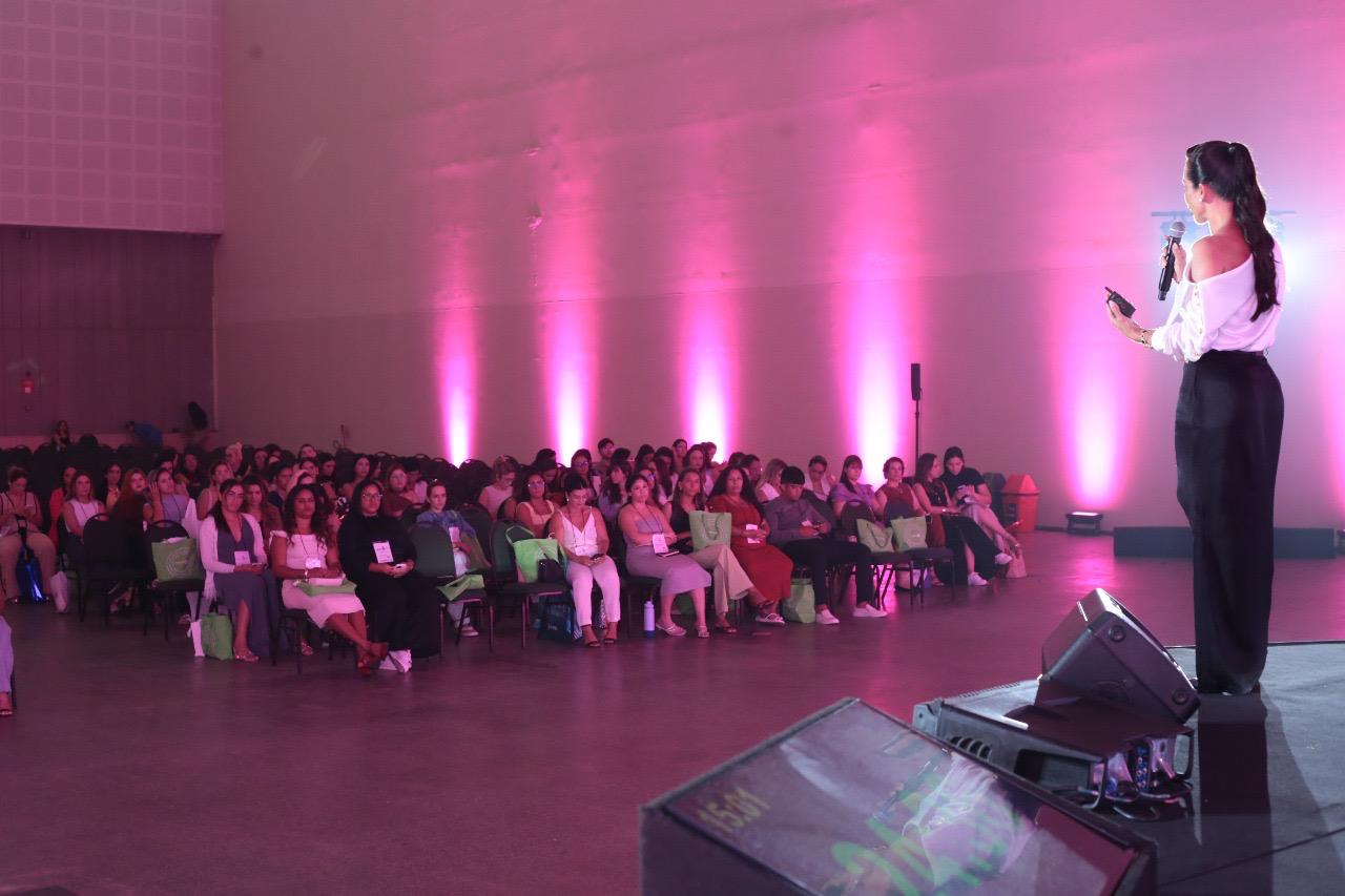 Dra. Alexandra em palco com plateia lotada